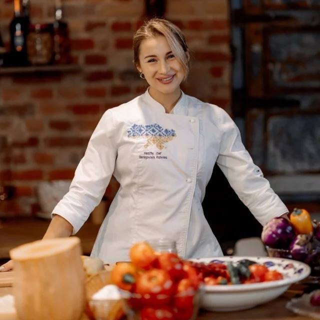 Катерина Берегова на кухні в кітелі healthy chef